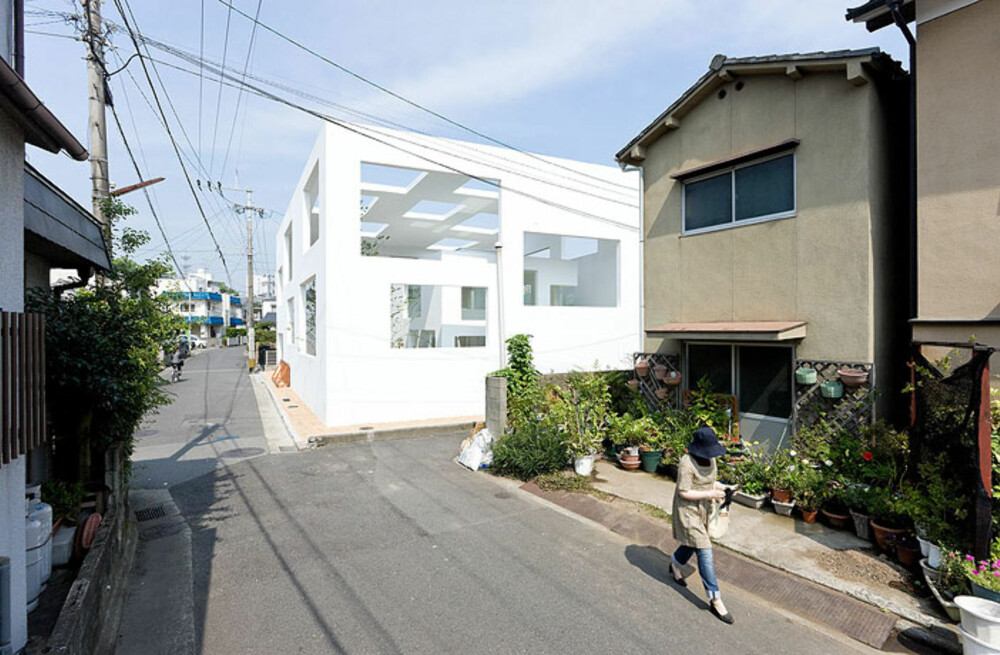 MINIMALISTSIK: Den hvite boksen som er ytterveggen på dette huset skiller seg sterkt fra annen bebyggelse i nabolaget.