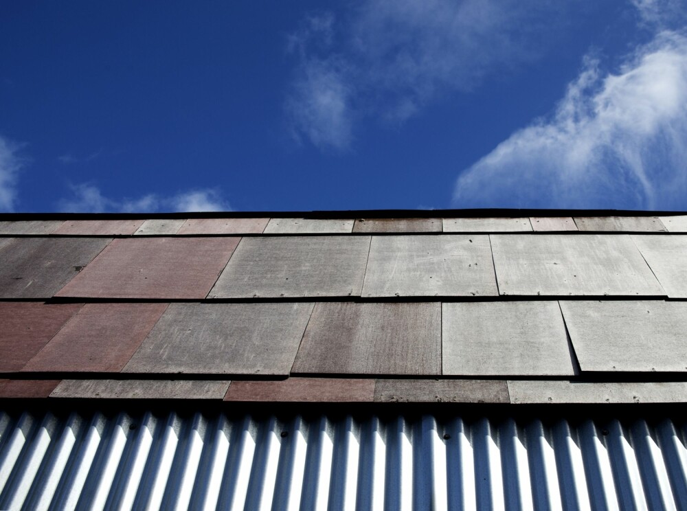 SOLID TAK: Forskalingsplatene på taket er blant de sterkeste og mest værbestandige materialene som finnes, sier Vigdis Haugtrø. Platene er lagt oppå hverandre, inspirert av gamle byggeteknikker med villskifer.