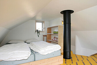 SOVEROM: På en liten hems er det plass til en dobbeltseng. Vinduet over sørger for god gjennomlufting.