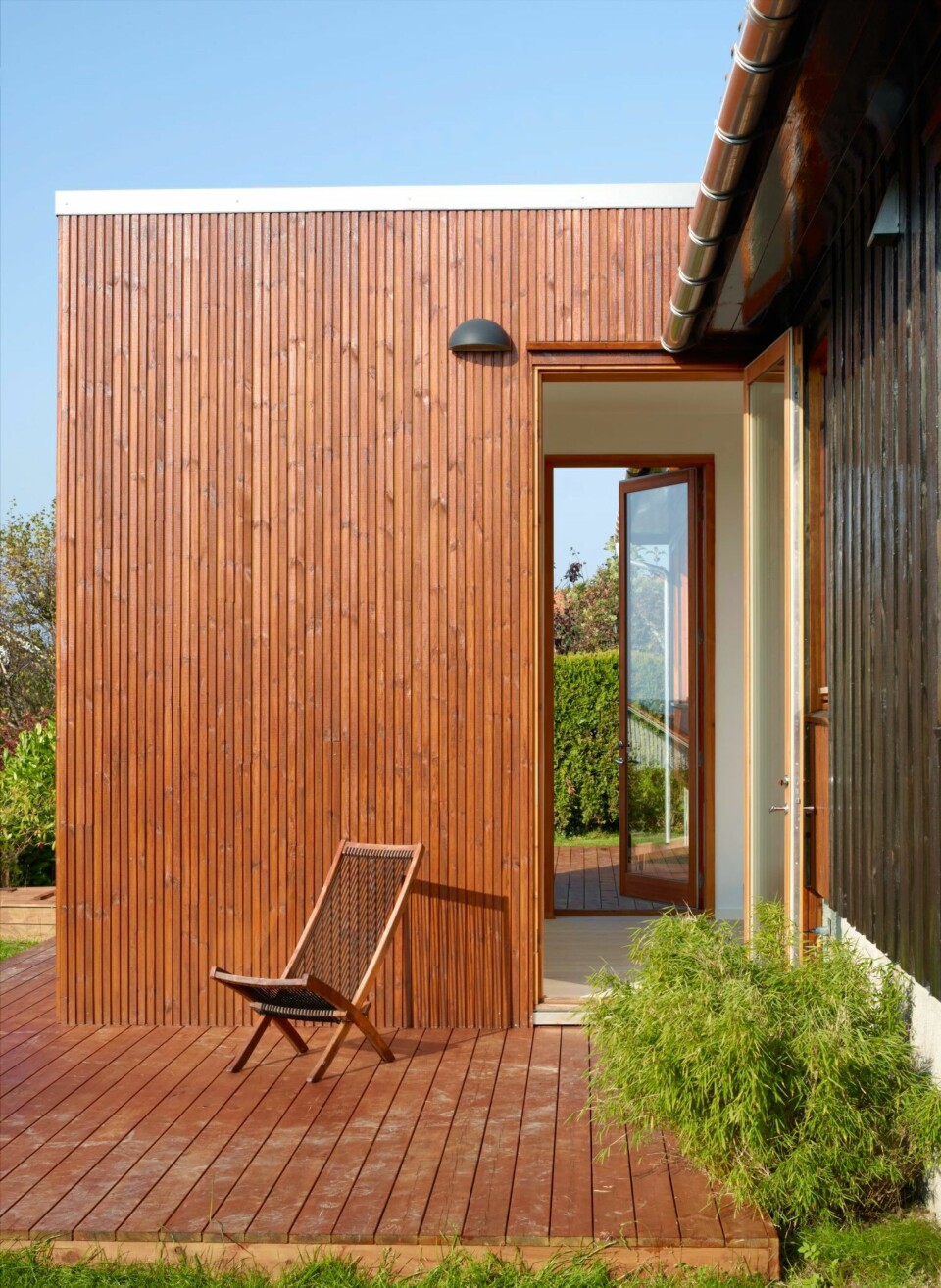 TERRASSE: Et planert område på bakkenivå eller på tak av bygning (takterrasse). Den kan også ha et dekke av tre, stein eller betong.