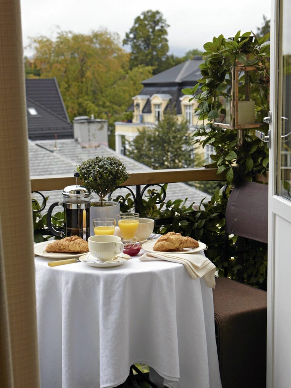 BALKONG: En balkong henger utenpå en bygningsfasade, uten annen understøttelse enn bjelker som løper ut fra veggen.