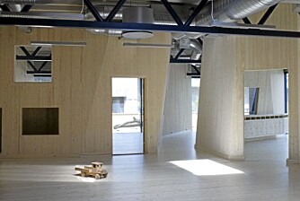 BILFORHANDLER: Det blir vel mest lekebiler i dette lokalet etter at det ble ombygget til barnehage. BILFORHANDLER: Det blir vel mest lekebiler i dette lokalet etter at det ble ombygget til barnehage.