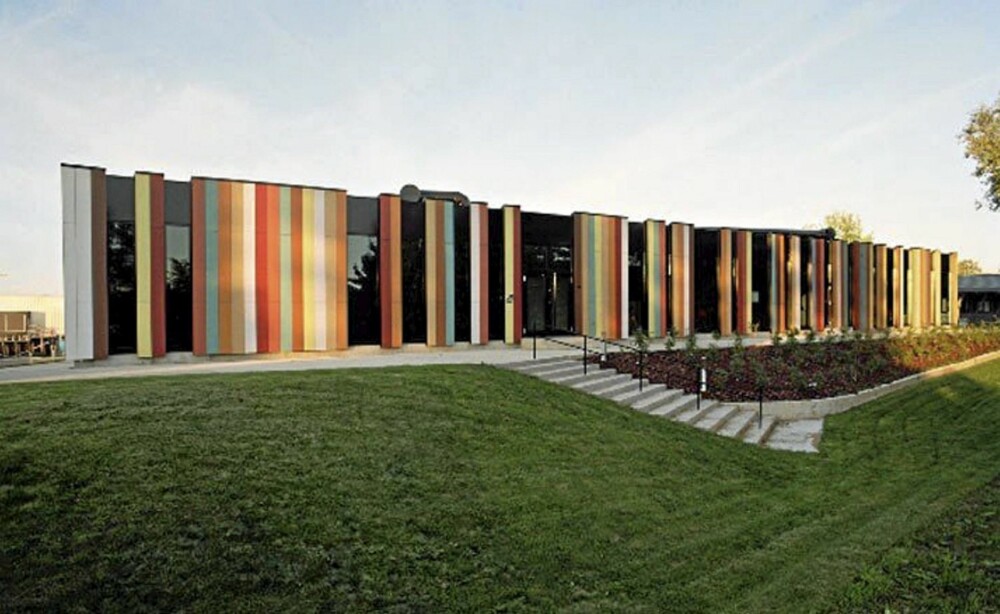 INTERNASJONALT: Oslo International Schools fasade gjenspeiler skolens mangfoldighet.