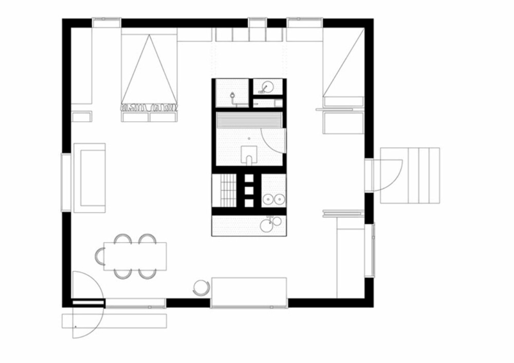 GJENNOMTENKT: Her ser du hvordan peisblokken ligger i sentrum og soverom og kjøkken i ytterkant av huset. Murkjernen i midten samler all teknikk.