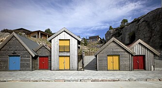 KONTRASTPUNKTER. Naustene er oppført i tråd med gammel byggetradisjon fra Fitjar.