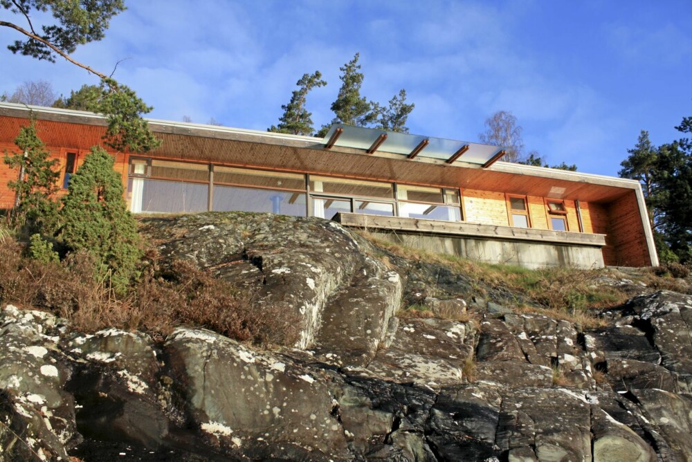 KUL KONTRAST: Den moderne Hardanger-hytta titter frem på toppen av skrenten.