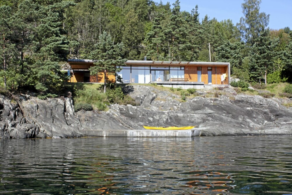 ET SMYKKE: Det ser ut som Hardanger-hytta dupper nesten i vannkanten. Den er 20 meter lang og 4 meter bred.
