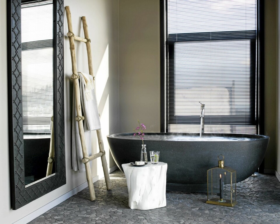 LUN HULE: Badet på Quality Spa & Resort Norefjell skal gi assosiasjoner til fjell og fjellvann, ifølge interiørarkitekt Vigdis Bergh. Badekaret er svart og på gulvet ligger grå bruddsten.