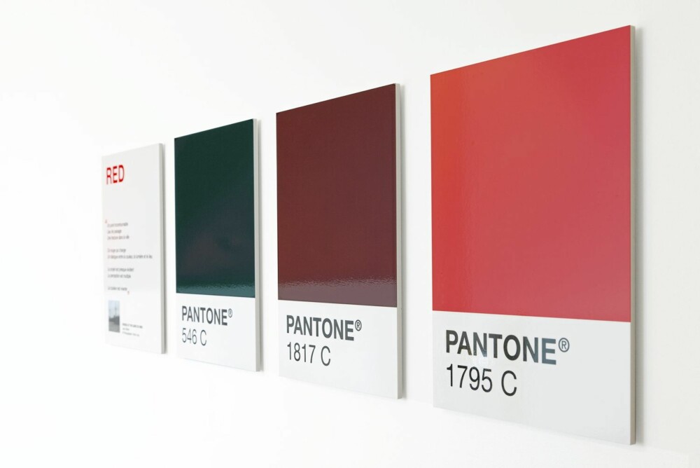 VEGGDEKORASJON: Pantones velkjente fargeprøver er brukt som veggdekorasjon.