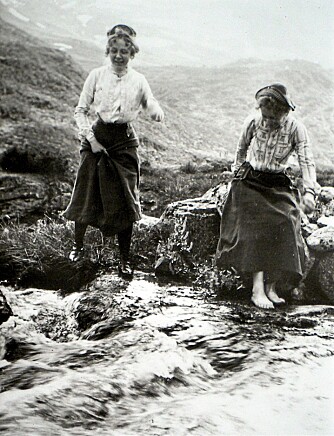 PIONERER I HØYFJELLET: Damer på tur hadde et annet antrekk i gamle dager. Mange av våre kvinnelige fjell- og klatrepionerer gikk sine første ruter i Hurrungane.