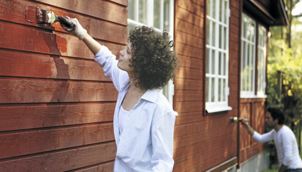 FØR OKTOBER: Du kan fremdeles male huset, men mal før 1. oktober. Malermestre er redd for fukt og minusgrader om sensommeren og høsten.