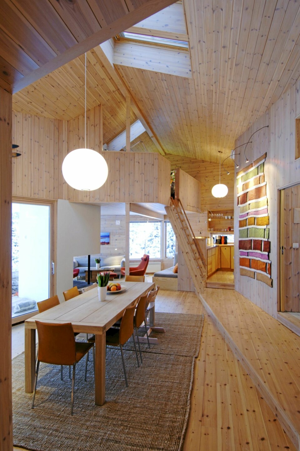 SOSIAL SONE: Det åpne stuerommet midt i hytta er en møteplass - på samme måte som en urban, italiensk piazza. Hytta har to hemser. Innredningsnekker Sven Eckhoff har blant annet laget sittebenken i peisestuen.