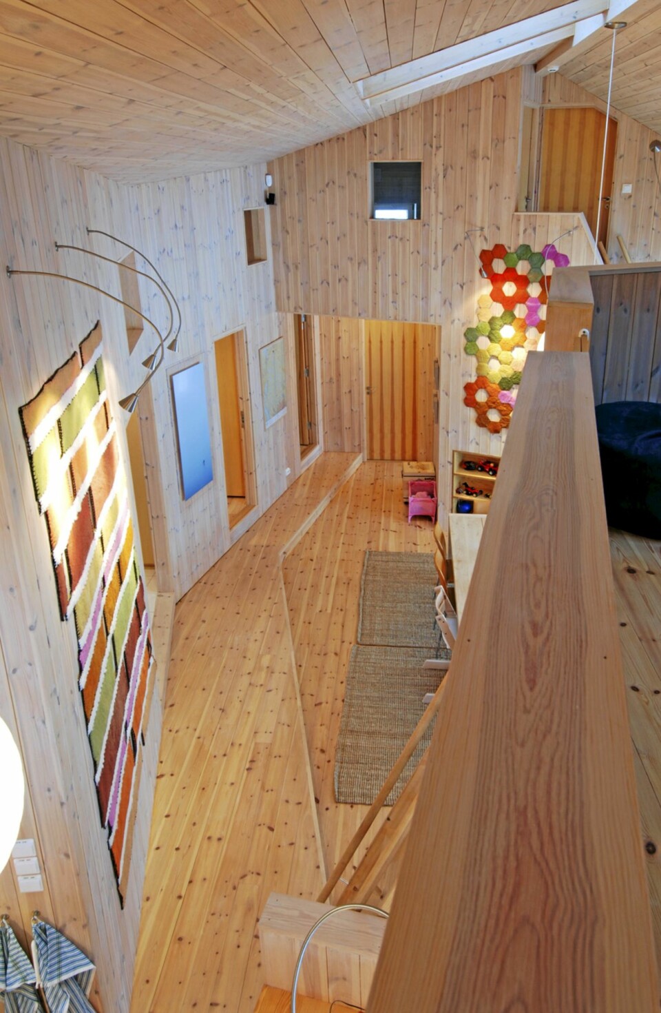 FUGLEPERSPEKTIV: Her ser vi rett ned på stuerommet midt i bygningen. Inngangsparti og skibod ligger til venstre i bildet.