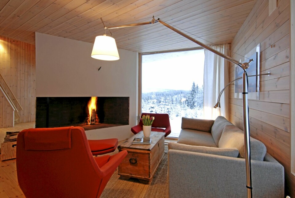 MODERNE PEISKOS: Peisen er prismeformet og det er innsyn til gruen også fra siden. Møblene ble utvalgt i samarbeid med arkitektene.