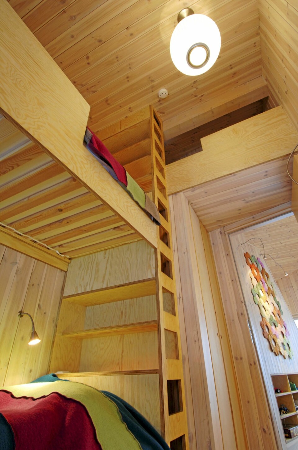 HIMMELSTIGEN: Det er små, spesielle soveplasser for barn helt opp til taket.