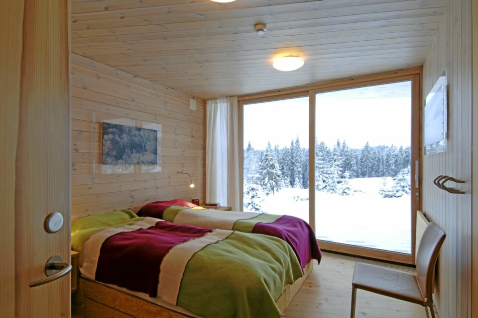 SOV SØTT. Fra hovedsoverommet er det fri utsikt til endeløse, vinterhvite skoger.