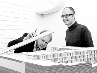FØRENDE ARKITEKTER: Svein Lund og Einar Hagem (t.h.) driver
et av Norges ledende arkitektkontorer. For tiden er deres mest profilerte arbeid prosjektet Diagonale, som skal bli det nye hovedbiblioteket i Bjørvika i Oslo. Modellen på bildet viser
spahotellet ved Kragerø, ferdigstilt i 2008.