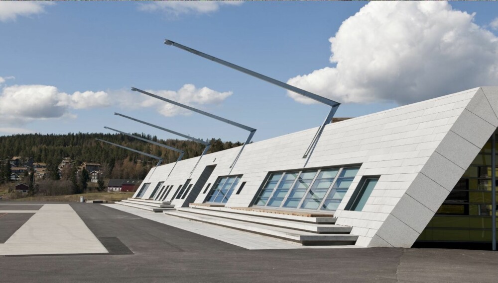 VINNEREN: Med en lav, enetasjers bygningskropp med skrå granittflate markerer Gjerdrum ungdomsskole seg i det flate åkerlandskapet.