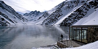 SPEKTAKULÆR BELIGGENHET: Alpehuset ligger ved Inkasjøen, i Andes i Chile.