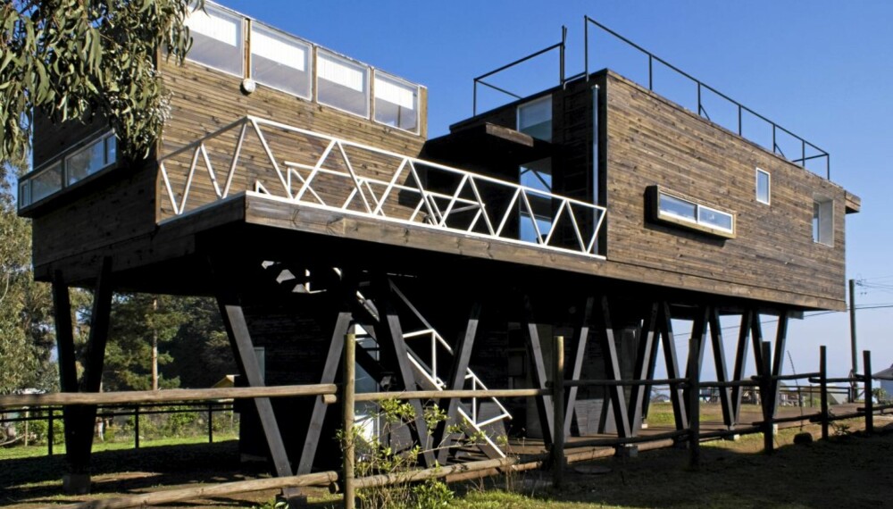 PANORAMA: Beach House ligger på påler høyt hevet over stranda i Chile.