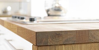 Hvordan bør man behandle benkeplaten på kjøkkenet når den er laget i heltre, som for eksempel eik?
