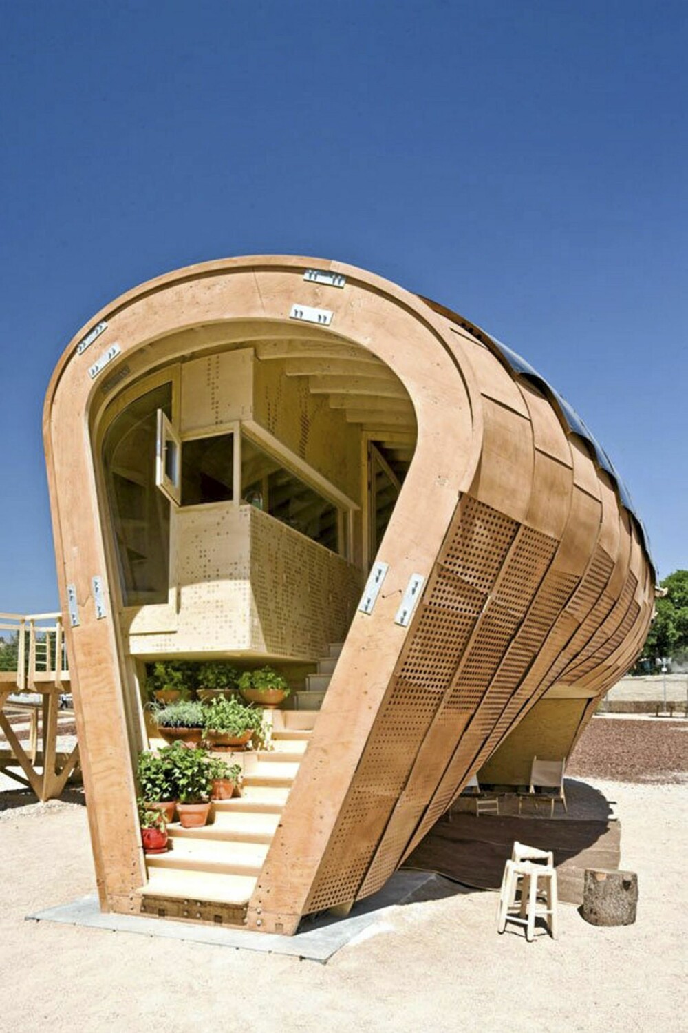 FORMET ETTER FORHOLDENE: Formen på huset er styrt av klimaforholdene. Noen mener huset ser ut som en hval eller en peanøtt.