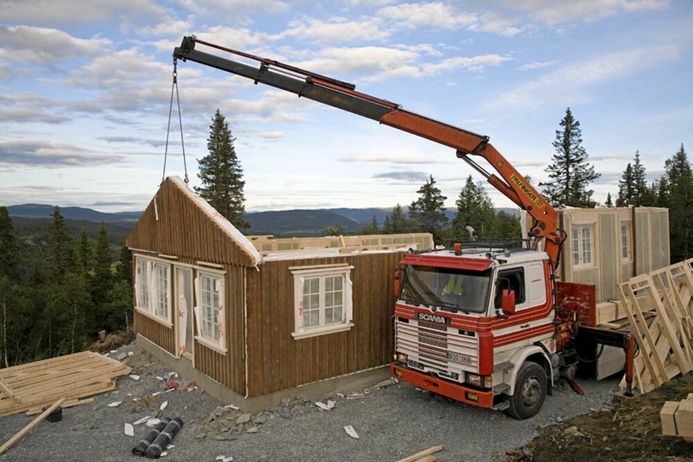 BYGGET I LITAUEN: Med bakgrunn i tegningene Samdal hadde kosntruert ble hytta bygget ved en fabrikk i Litauen og fraktet i elementer til hyttetomten i Valdres, hvor den ble satt på plass element for element.