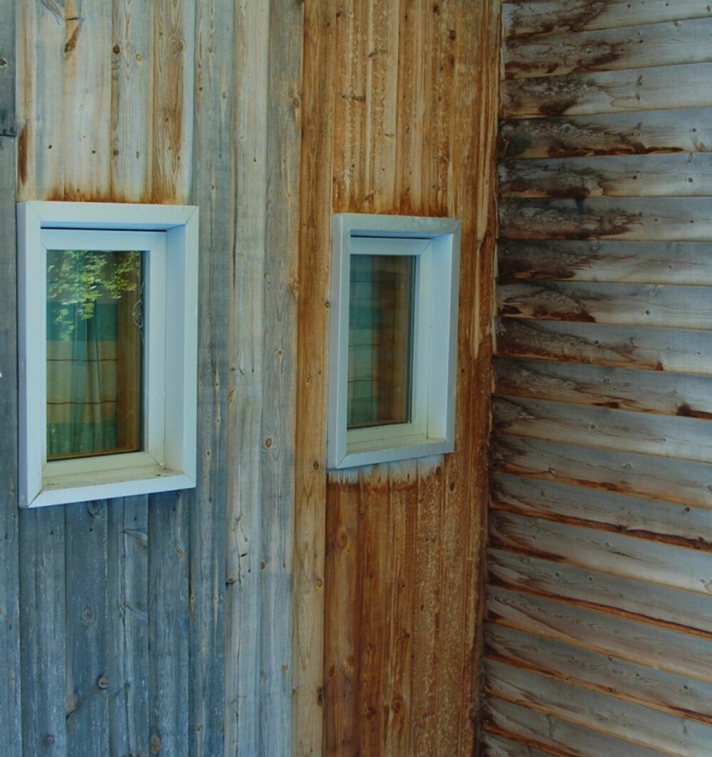 SE FORSKJELLEN: Ubehandlet kledning av osp, fra et kapell i Trondheim. Vinduet til høyre ligger under tak, mens veggen ellers er eksponert for vær og vind.