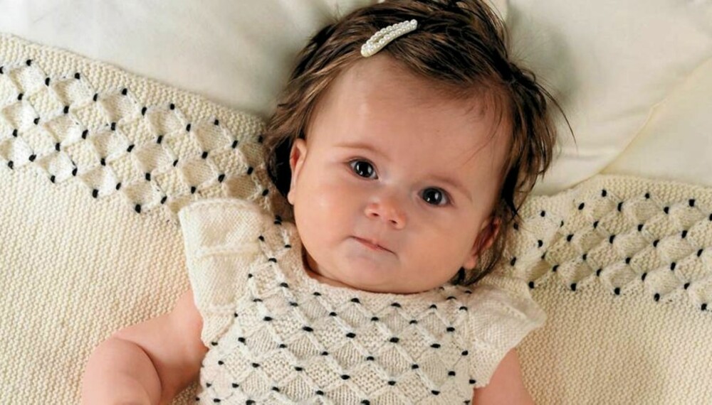 PÅ PINNE: Strikk denne søte kjolen i tynn ull til babyen.