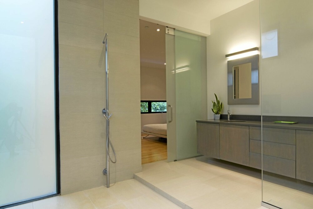 BAD: Det flislagte badet er stilrent og minimalistisk i duse farger BAD: Det flislagte badet er stilrent og minimalistisk i duse farger