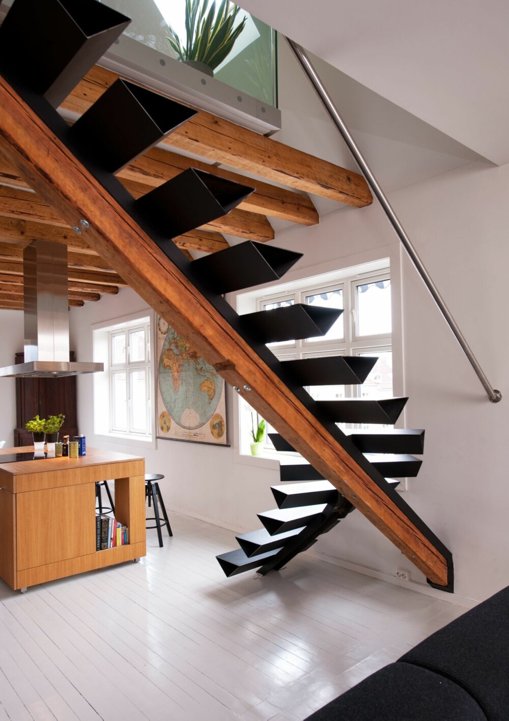EGEN DESIGN: Arkitekt Aslak Krogness Haanshuus har selv designet trappen og fått den produsert hos metallverkstedet Sophus Bugges
Eftf. i Oslo.