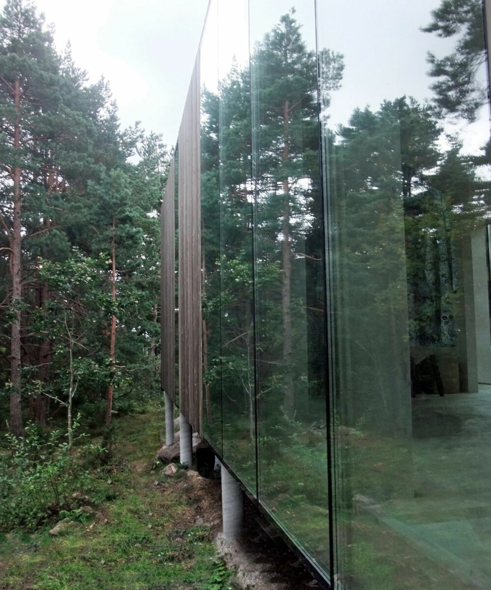 VINDUSBRUK: Speilingen i vinduene skaper et inntrykk av at huset er en del av den omkringliggende naturen. VINDUSBRUK: Speilingen i vinduene skaper et inntrykk av at huset er en del av den omkringliggende naturen.