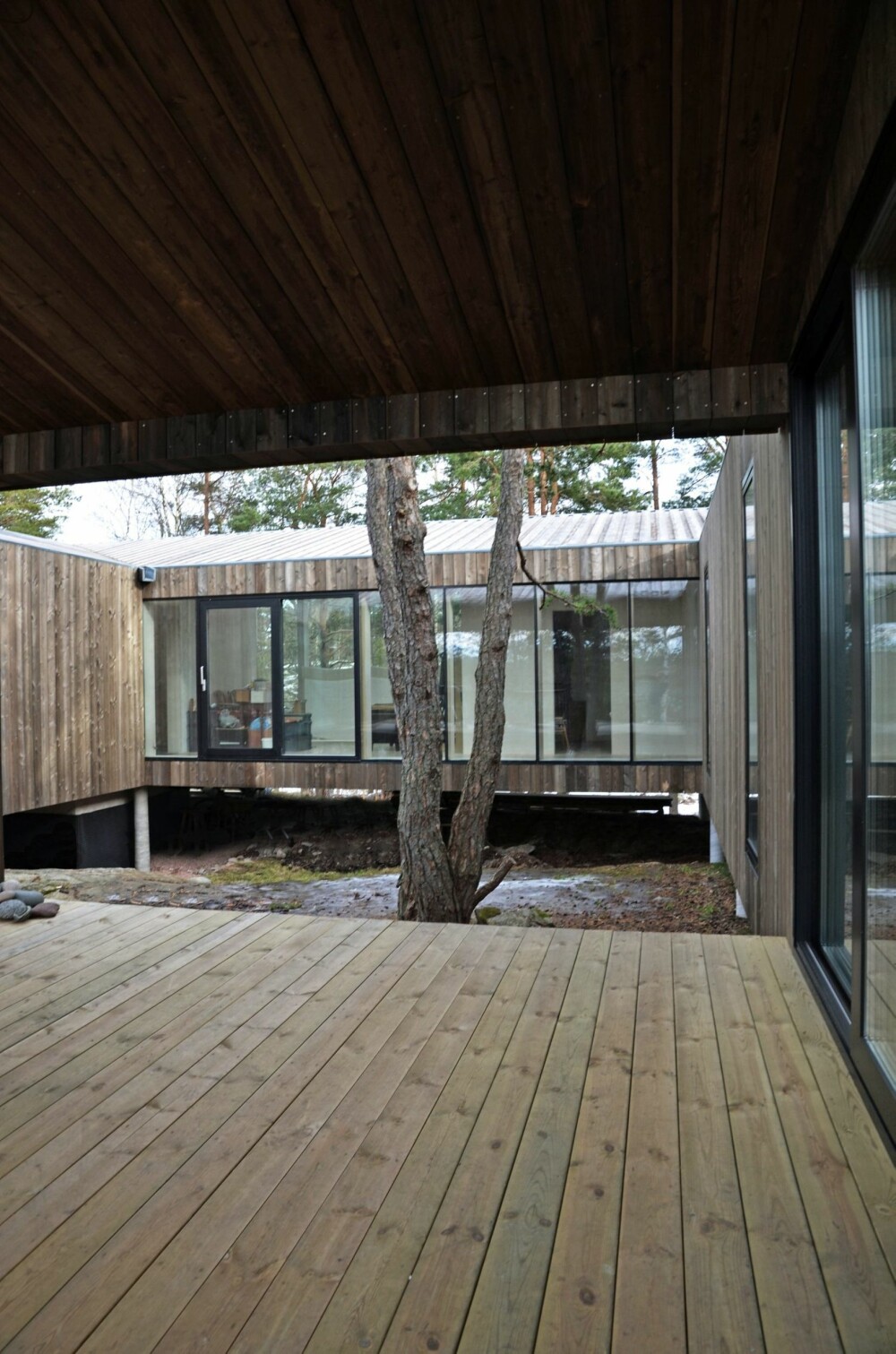 KONTEMPLATIVT: Arkitektene har ønsket at huset skulle vende seg inn mot seg selv og signalisere en ro. KONTEMPLATIVT: Arkitektene har ønsket at huset skulle vende seg inn mot seg selv og signalisere en ro.