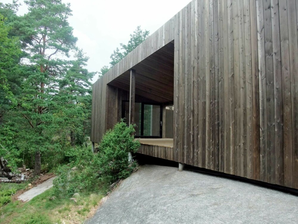 NATURKJÆRLIGHET: På de fleste andre byggeplasser ville denne busken måtte bøte med livet, men den fikk stå og svarer med å lene seg kjælent inn mot huset. Hullet i veggen leder inn mot atriumet i midten. NATURKJÆRLIGHET: På de fleste andre byggeplasser ville denne busken måtte bøte med livet, men den fikk stå og svarer med å lene seg kjælent inn mot huset. Hullet i veggen leder inn mot atriumet i midten.