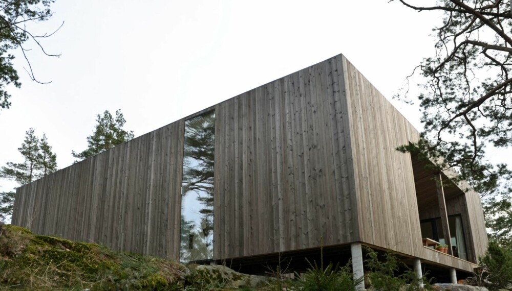 PÅ SØYLER: Hele huset er satt på spinkle søyler, akkurat tilstrekkelig til å heve det over terrenget, men samtidig på en slik måte at det skaper et inntrykk av at huset svever.