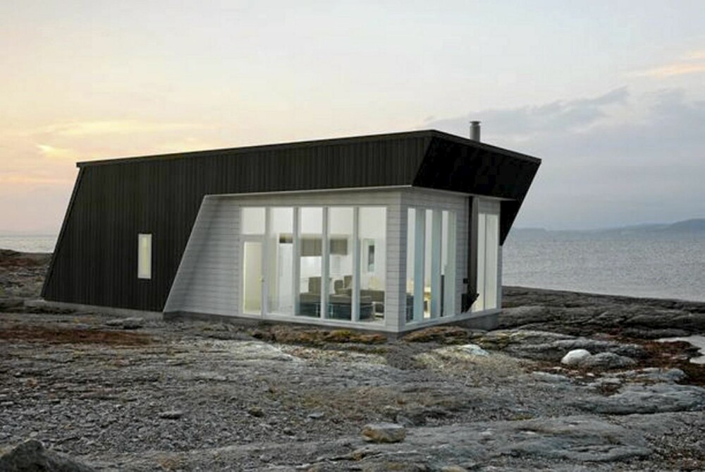 ET TIDSSIGNAL: Lanterne-hytta fra Hellvik Hus har et trendy, prismeformet design.