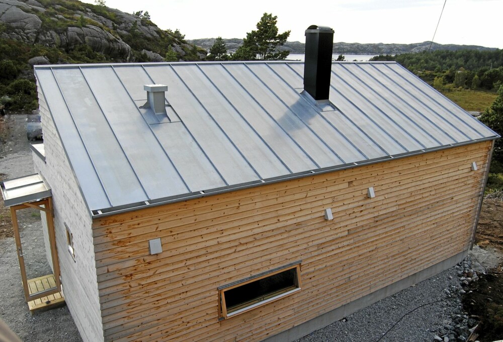 KNOPPSKYTING: Dette er hytte nummer to som er bygget etter Woody-pinsippet. Den har innvendig bad. Taket er kledd med sinkplater. De skal vare i sytti år.