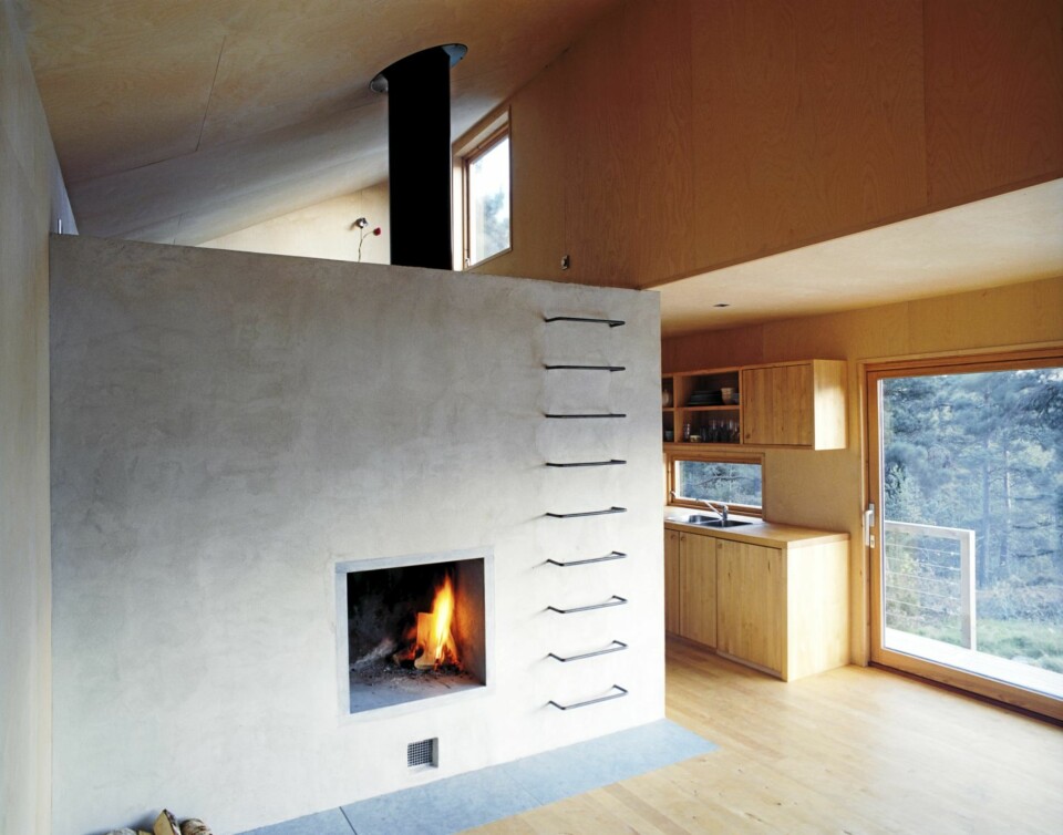 KOMPAKT KONSTRUKSJON: Her ser du litt av usikten fra spisestuen i Drøbak-hytta. Kjøkkenet ligger skjermet under en brem i forkant av huset. Hemsen har sitt eget vindu ut mot vannet.