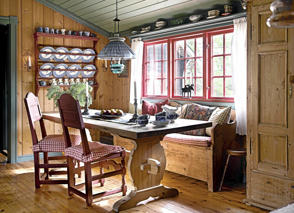 SELVMALT: Spisekroken er møblert med et solid langbord og rødmalte Østerdalsstoler kledd med rødrutede puter. Stolene har Birgit malt selv.
