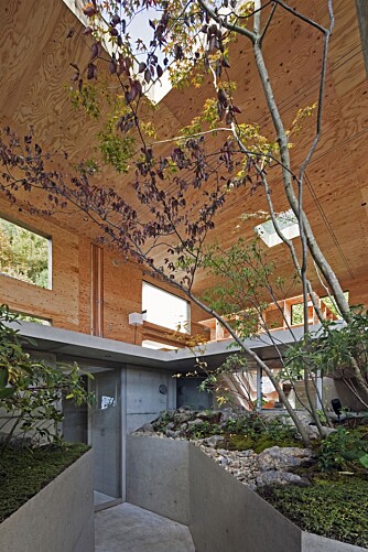 ENKLE MATERIALER: Huset er nøktern innredet med fokus på materialer som tre og betong. Ingenting skal få stjele oppmerksomheten fra naturen utenfor.