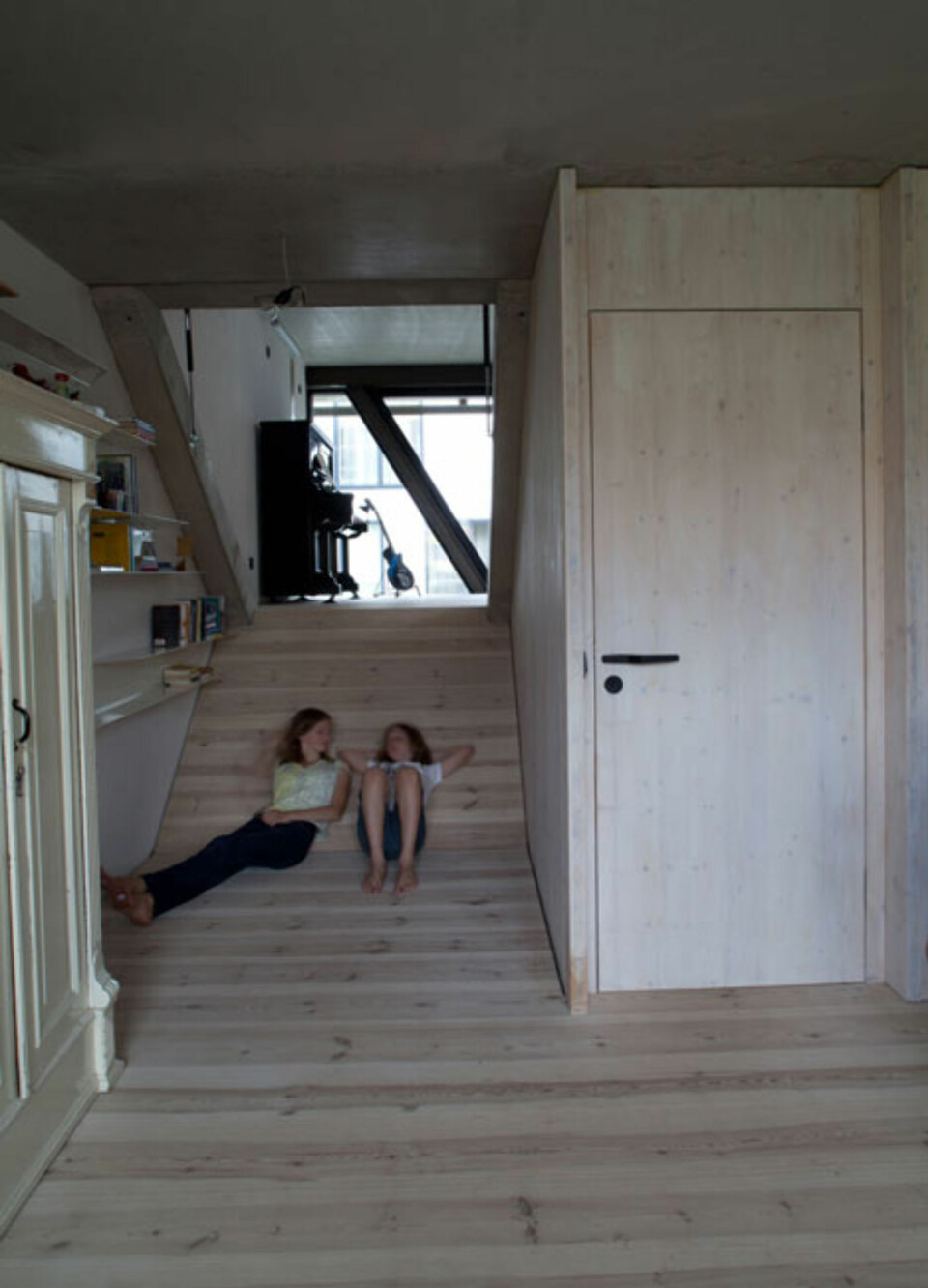 SKEIVE GULV: Gulvene skråner mellom etasjene i dette huset, til stor glede for husets barn.