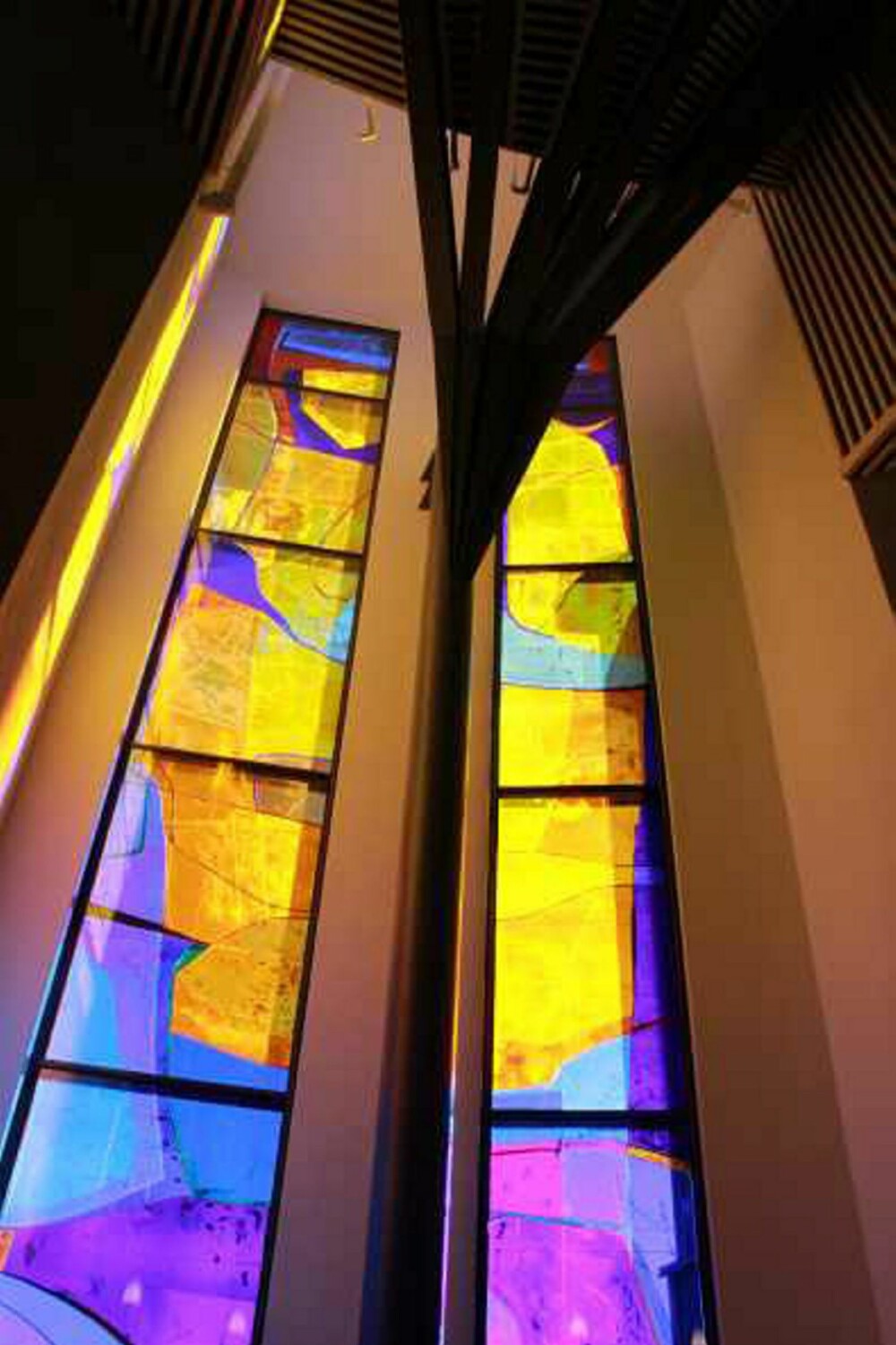 HIMMELSTREBENDE GLASSKUNST: Glassmaleriene i korets bakvegg søker seg opp mot himmelen.