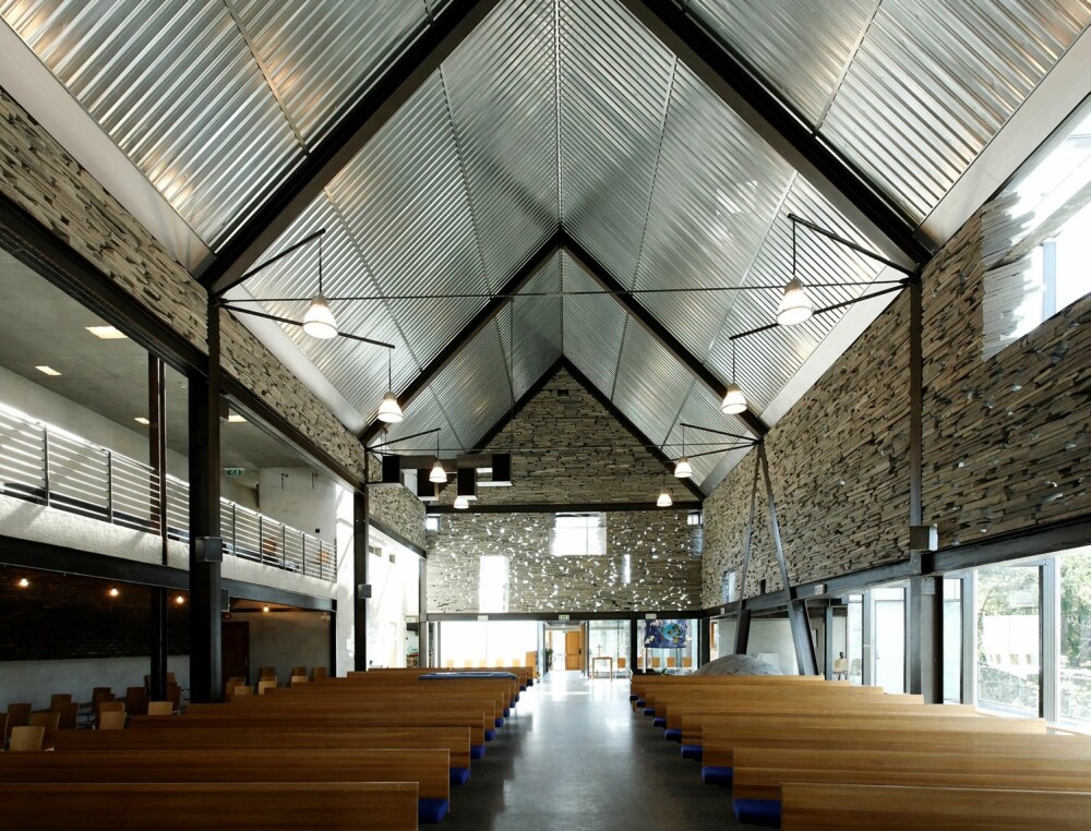 NØKTERN MATERIALBRUK: Mortensrud kirke vokste frem av knappe budsjetter, noe arkitektene ment ga dem en ekstra, arkitektonisk frihet.