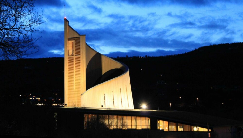 GEILO KIRKE: Geilo kirke er bygget i massivtre, og den skrå kjegleformen er en hyllest til tanken om geometri somr det guddommeliges språk. Kirken er tegnet av Westad & Brusletto AS.