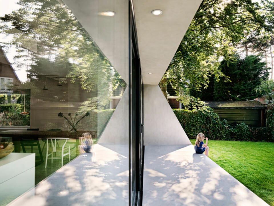 GLASSVEGG: Bare en store glassvegg skiller mellom ute og inne i dette huset.