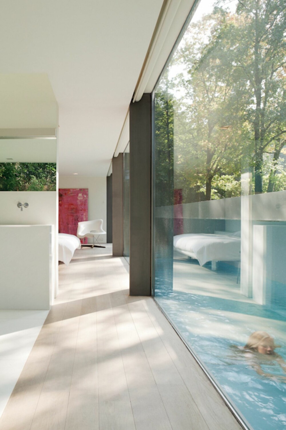LITE SKILLE: De store glassveggene gir en umiddelbar kontakt med bassenget og naturen rundt huset.