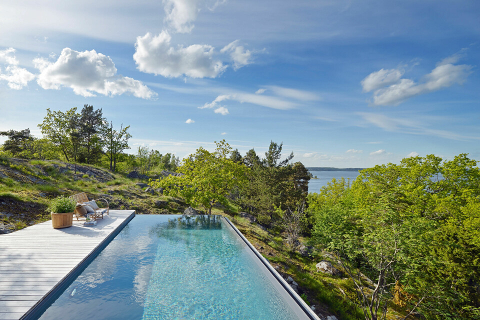 UENDELIGHET: Hytteeieren ønsket å forme en uendelighet ved å la vannet i bassenget nærmest tippe over kanten.