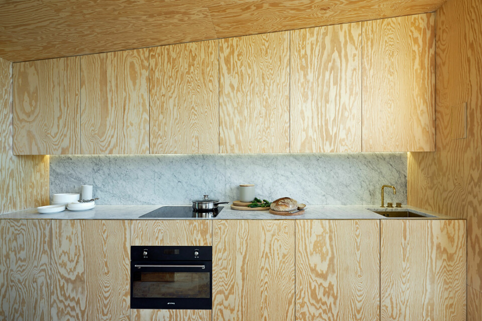 SELVBYGGET: Kjøkkenet er plassbygget.