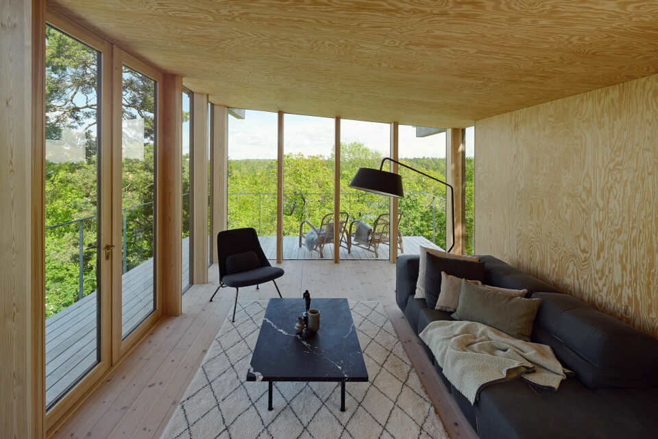 STORE VINDUER: Det er brukt store vindusflater rundt hele hytta, og det gir et sterkt samspill med naturen rundt.