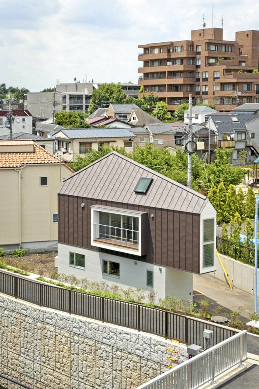 LITEN TOMT: Dette huset ble bygget for en familie på tre, på en tomt man i utgangspunktet ikke hadde trodd det gikk an å bygge på. LITEN TOMT: Dette huset ble bygget for en familie på tre, på en tomt man i utgangspunktet ikke hadde trodd det gikk an å bygge på.